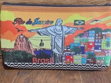 Necesserie grande favela Rio com pontos turísticos do Rio de Janeiro, maracanã, Corcovado, arcos da Lapa, bondinho, eu amo brasil, bandeira do Brasil.