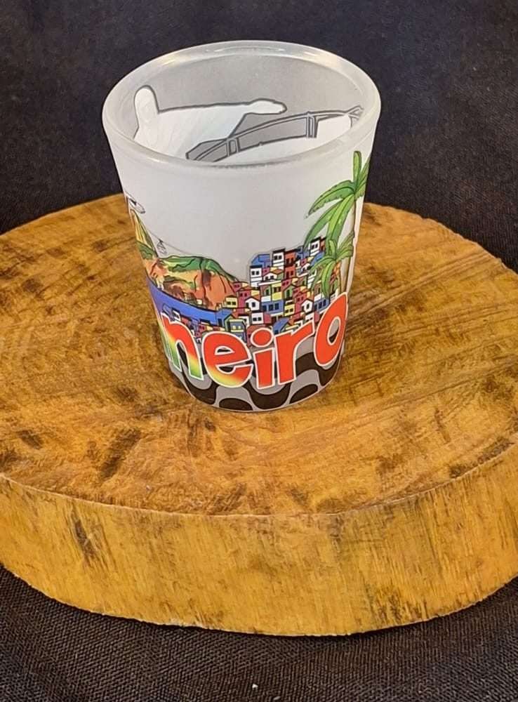 copo dose estampa leitoso com pontos turísticos do Rio de Janeiro, maracanã, Corcovado, Lapa, bondinho.