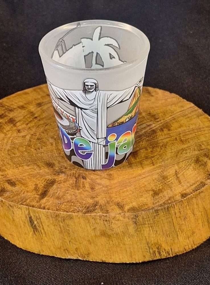 copo dose estampa leitoso com pontos turísticos do Rio de Janeiro, maracanã, Corcovado, Lapa, bondinho.