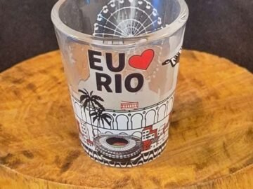 Copo dose estampa roda gigante em transparência com pontos turístico do Rio de Janeiro arcos da lapa, cristo , maracanã, pão de açúcar.