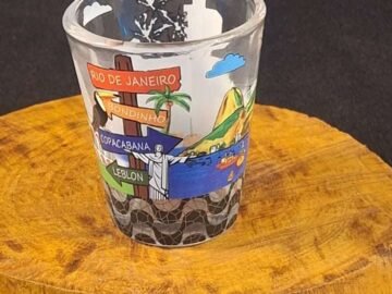 Copo dose estampa placas em transparente com pontos turístico do Rio de Janeiro arcos da lapa, cristo , bondinho, copacabana, leblon.