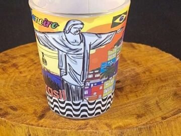 estampa do favela Rio com pontos turísticos do Rio de Janeiro, maracanã, Corcovado, arcos da Lapa, bondinho, eu amo brasil, bandeira do Brasil.