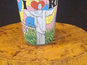 Copo dose estampa calçadão de Copacabana Rio de Janeiro com pontos turísticos do Rio de Janeiro, maracanã, Corcovado, arcos da Lapa, bondinho, eu amo brasil.