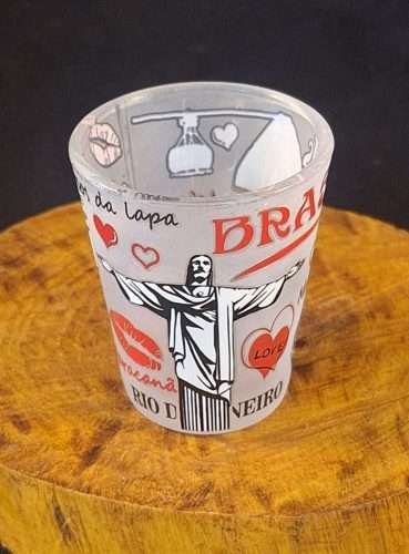 Copo dose estampa do beijinho fosco com pontos turístico do Rio de Janeiro arcos da lapa, cristo , maracanã, pão de açúcar.