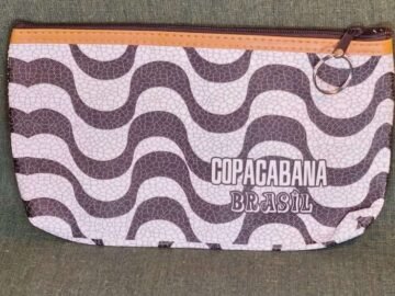 necesserie grande calçadão de Copacabana preto e branco Rio de Janeiro.