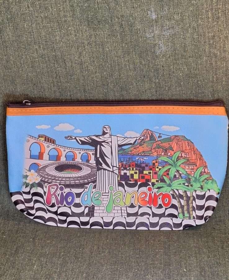 necesserie grande Rio de Janeiro divertida com pontos turístico arcos da lapa, favela, cristo , maracanã, pão de açúcar.