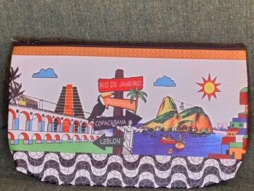 necesserie grande placas com pontos turísticos do Rio de Janeiro, maracanã, Corcovado, Lapa, bondinho, bandeira do Brasil, Leblon.