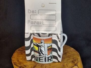 xícara pequena estampa surfista com pontos turísticos do Rio de Janeiro, maracanã, Corcovado, Lapa, bondinho, bandeira do Brasil.