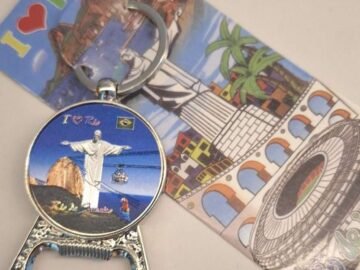 chaveiro abridor de garrafa céu azul, cristo, pão de açúcar, arara vermelha, bandeira do brasil. 
