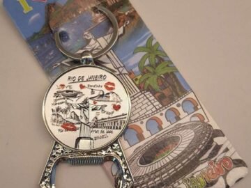 chaveiro abridor de garrafa beijinho e coração com pontos turísticos do Rio de Janeiro, maracanã, Corcovado, Lapa, bondinho, Love.