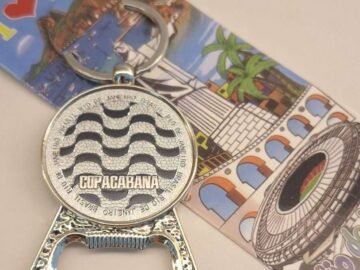 chaveiro abridor de garrafa calçadão de Copacabana preto e branco Rio de Janeiro.