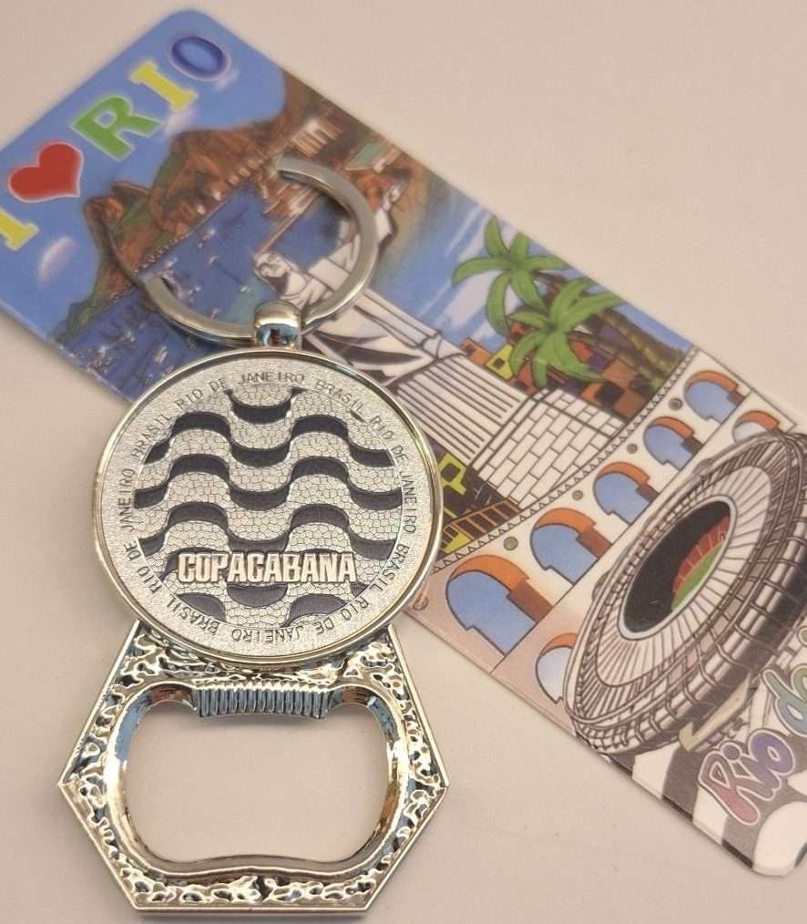 chaveiro abridor de garrafa calçadão de Copacabana preto e branco Rio de Janeiro.