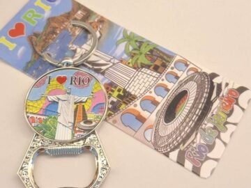chaveiro abridor de garrafa calçadão de Copacabana Rio de Janeiro com pontos turísticos do Rio de Janeiro, maracanã, Corcovado, arcos da Lapa, bondinho, eu amo brasil.
