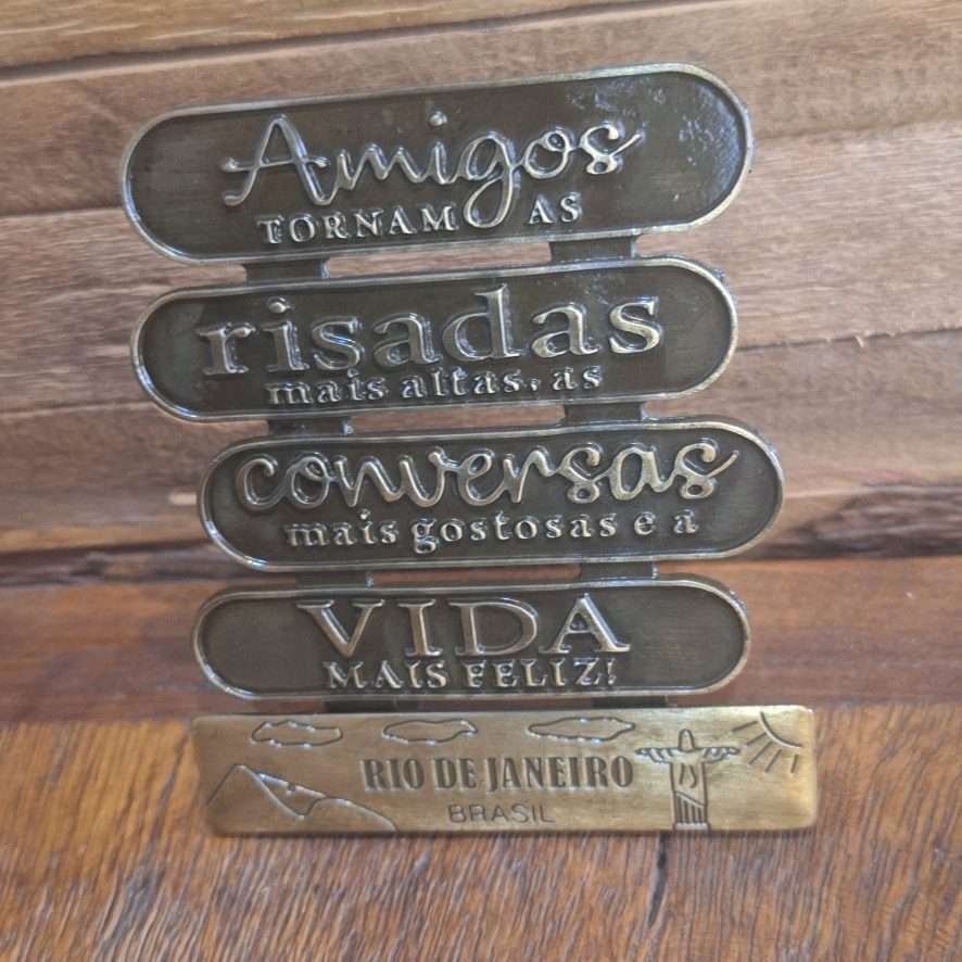 Placa com frase sobre Amigos em metal para decoração – Rio de janeiro