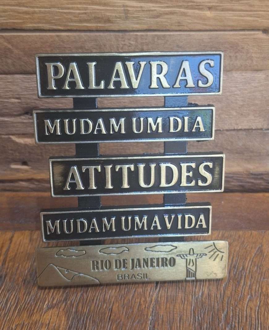 Placa com frase de atitude em metal para decoração – Rio de janeiro