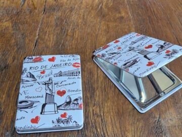 espelho de bolsa beijinho e coração com pontos turisticos do Rio de Janeiro, maracanã, Corcovado, Lapa, bondinho,love.