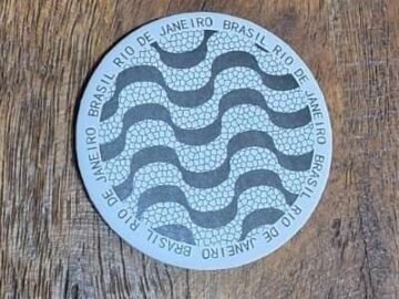 Espelho de plástico calçadão de Copacabana preto e branco, Rio de Janeiro, Brasil