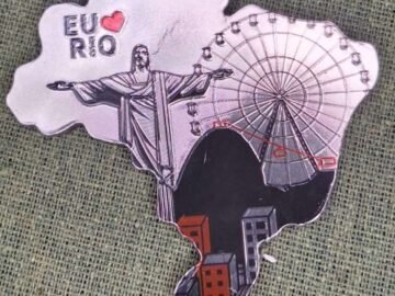 imã de geladeira roda gigante com pontos turístico do Rio de Janeiro arcos da lapa, Cristo , maracanã, pão de açúcar.