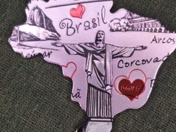 imã de geladeira beijinho e coração com pontos turísticos do Rio de Janeiro, maracanã, Corcovado, Lapa, bondinho, love.