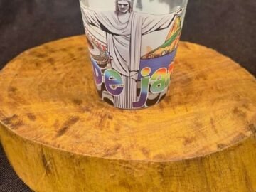 copo dose estampa em transparência com pontos turísticos do Rio de Janeiro, maracanã, Corcovado, Lapa, bondinho.