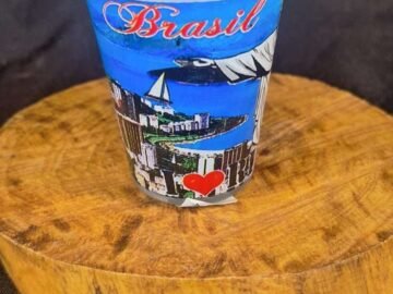 Copo dose estampa praia com pontos turístico do Rio de Janeiro arcos da lapa, cristo, maracanã, pão de açúcar.
