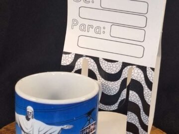 xícara pequena estampa céu azul, cristo, pão de açúcar, arara vermelha, bandeira do brasil.