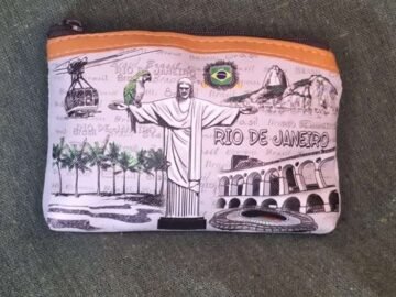 porta moedas quadrado estampa cinza com pontos turisticos do Rio de Janeiro, maracanã, Corcovado, Lapa, bondinho, bandeira do Brasil