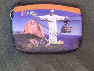 porta moedas quadrado céu azul, cristo, pão de açucar, arara vermelha, bandeira do brasil.