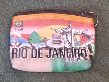 porta moedas quadrado surfista com pontos turístico do Rio de Janeiro arcos da lapa, cristo , bondinho, copacabana.