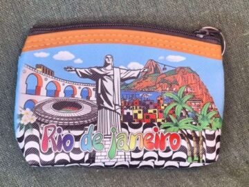  porta moedas quadrado divertido com pontos turístico arcos da lapa, favela, cristo , maracanã, pão de açúcar.