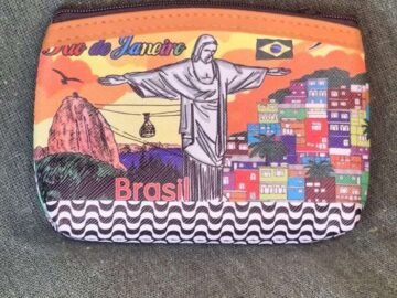  porta moedas quadrado favela Rio com pontos turísticos do Rio de Janeiro, maracanã, Corcovado, arcos da Lapa, bondinho, eu amo brasil, bandeira do Brasil.