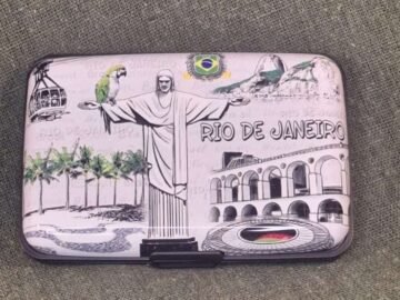 Carteira Porta Cartão Lembrança Souvenir estampa cinza com pontos turísticos do Rio de Janeiro, maracanã, Corcovado, Lapa, bondinho, bandeira do Brasil