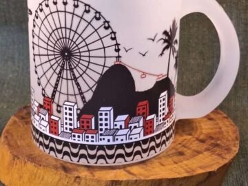Caneca Grande com estampa com pontos turísticos do Rio de Janeiro, Roda gigante, arcos da lapa, cristo, maracanã.
