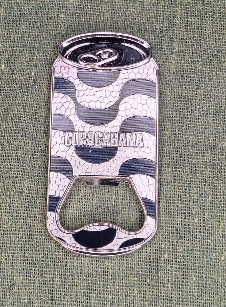 imã de geladeira de metal abridor de garrafa calçadão de Copacabana preto e branco Rio de Janeiro.