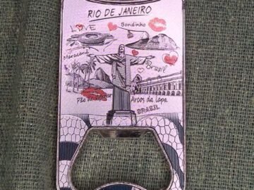 imã de geladeira de metal abridor de garrafa  beijinho e coração com pontos turísticos do Rio de Janeiro, maracanã, Corcovado, Lapa, bondinho, love.