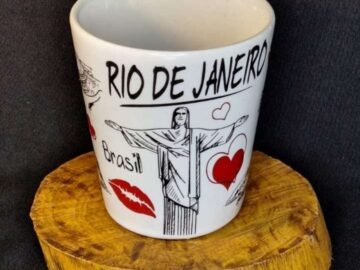 Caneca Grande tipo cone com estampa Beijinho e coração com pontos turisticos do Rio de Janeiro, maracanã, Corcovado, Lapa, bondinho,love.
