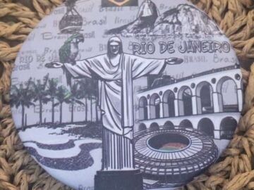 espelho de plástico estampa cinza com pontos turísticos do Rio de Janeiro, maracanã, Corcovado, Lapa, bondinho, bandeira do Brasil
