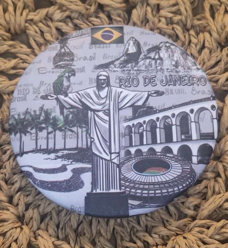 espelho de plástico estampa cinza com pontos turísticos do Rio de Janeiro, maracanã, Corcovado, Lapa, bondinho, bandeira do Brasil