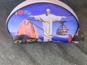 porta moedas céu azul, cristo, pão de açucar, arara vermelha, bandeira do brasil.
