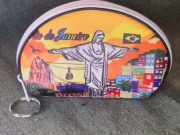 porta moedas favela Rio com pontos turísticos do Rio de Janeiro, maracanã, Corcovado, arcos da Lapa, bondinho, eu amo brasil, bandeira do Brasil.