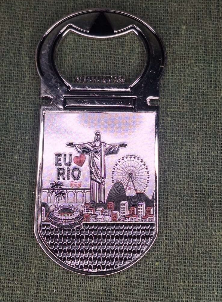 imã de geladeira de metal abridor de garrafa roda gigante com pontos turístico do Rio de Janeiro arcos da lapa, Cristo , maracanã, pão de açúcar.