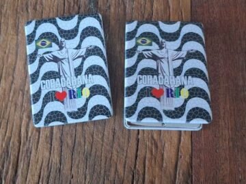 espelho de bolsa calçadão de Copacabana preto e branco, Rio de Janeiro, Brasil, Cristo