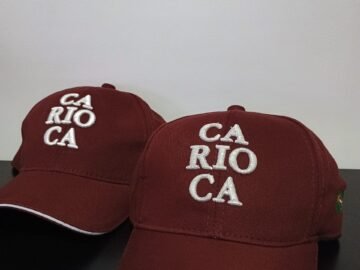 Boné bordado escrito Carioca - bordô