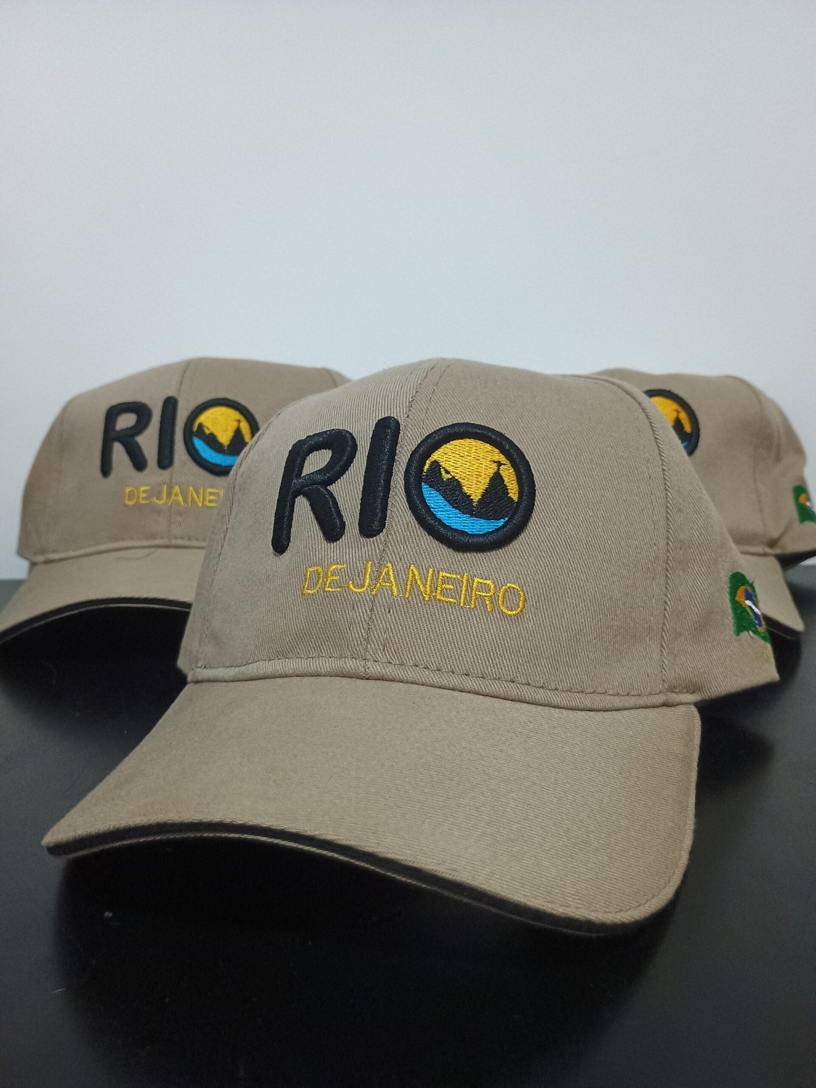 Boné bordado Rio de Janeiro com Cristo Redentor e Pão de Açúcar – Souvenir turístico – bordado