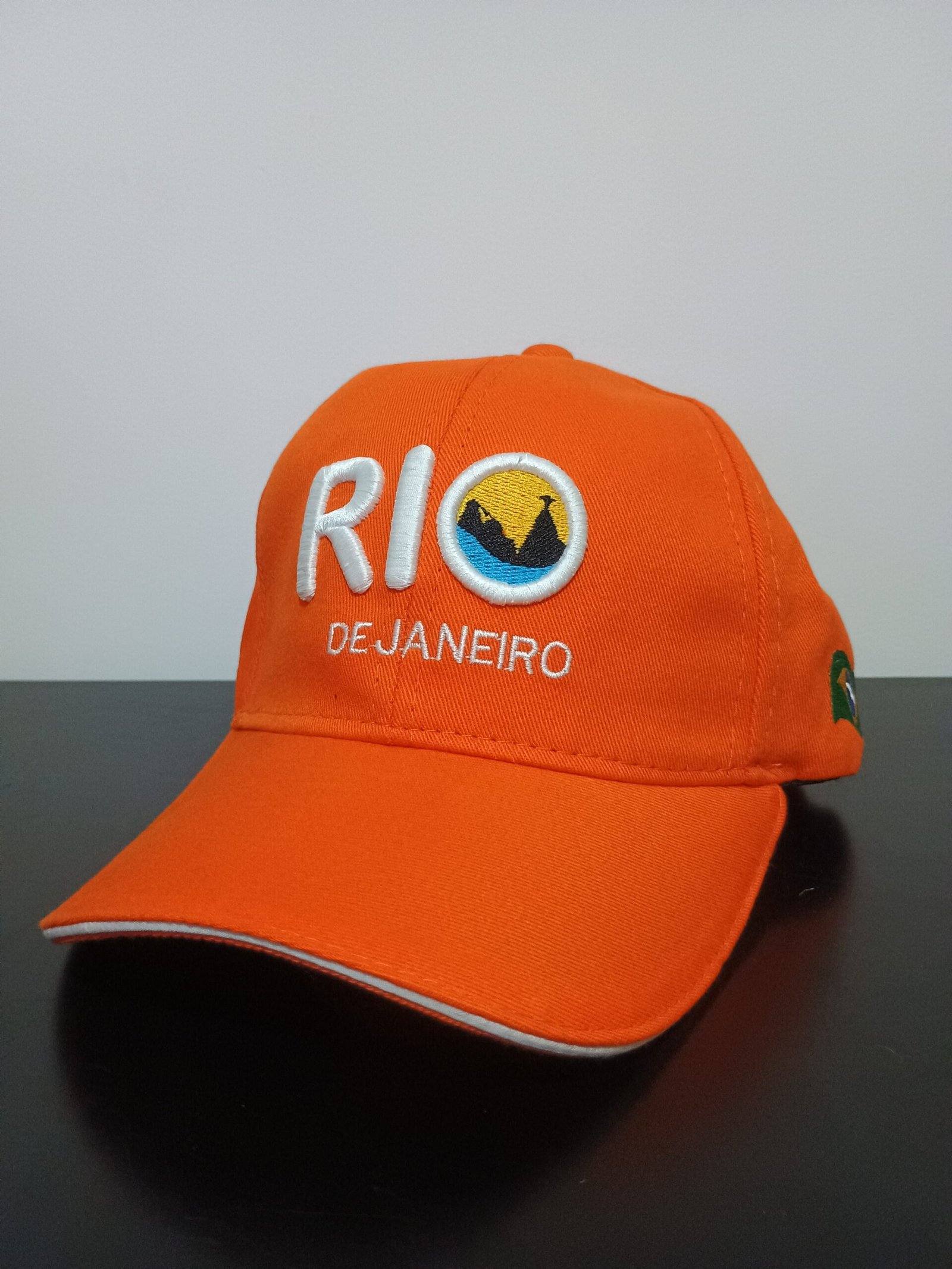 Boné bordado Rio de Janeiro com Cristo Redentor e Pão de Açúcar – Souvenir turístico – bordado