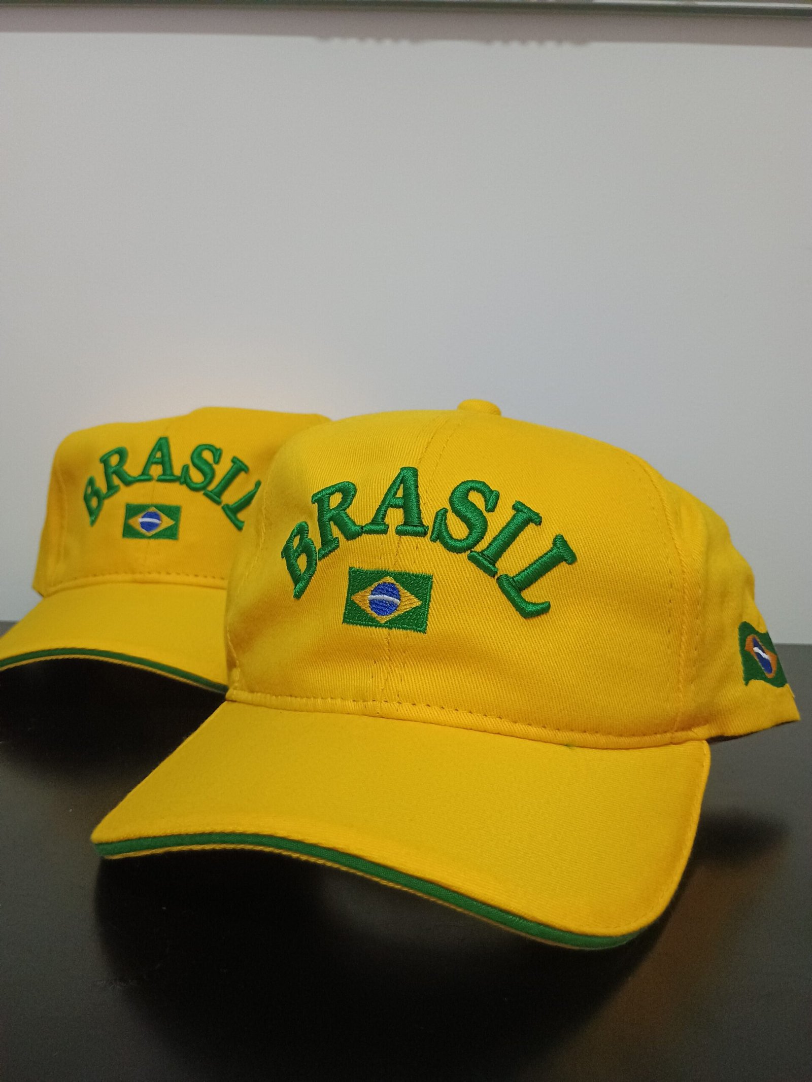 Boné bordado escrito Brasil e com a bandeira do Brasil