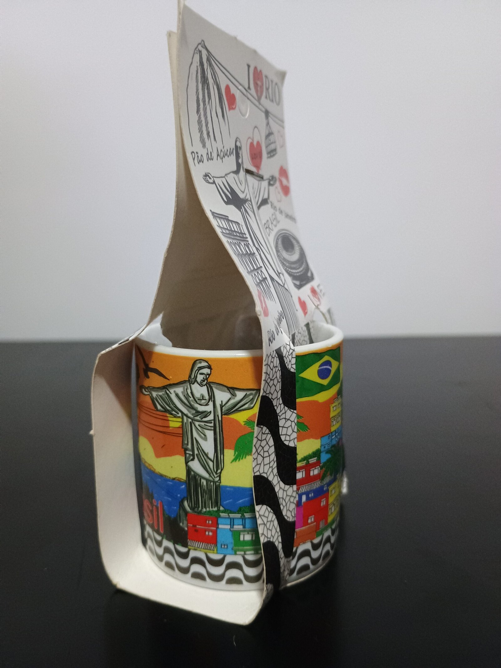 Xicara pequena favela Rio com pontos turísticos do Rio de Janeiro, maracanã, Corcovado, arcos da Lapa, bondinho, eu amo brasil, bandeira do Brasil.