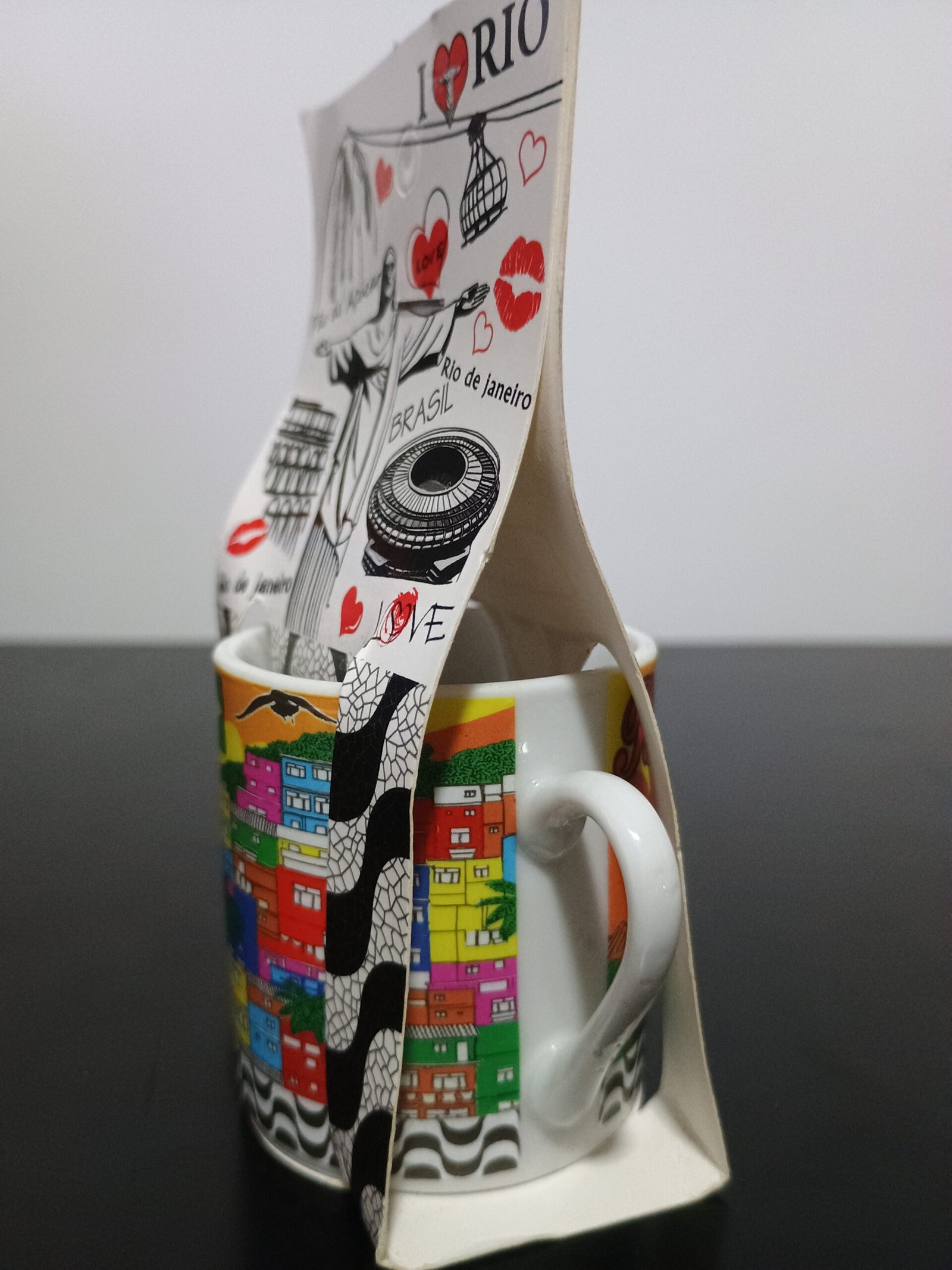 Xicara pequena favela Rio com pontos turísticos do Rio de Janeiro, maracanã, Corcovado, arcos da Lapa, bondinho, eu amo brasil, bandeira do Brasil.