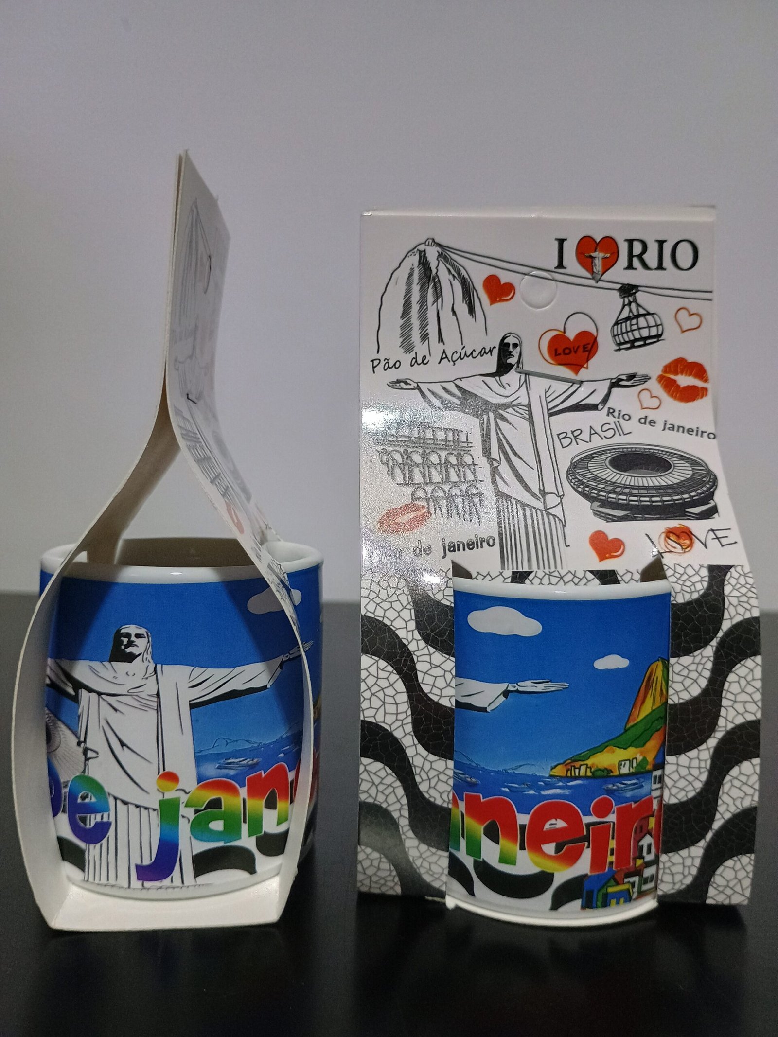 Xicara pequena divertida com pontos turístico arcos da lapa, favela, cristo , maracanã, pão de açúcar.