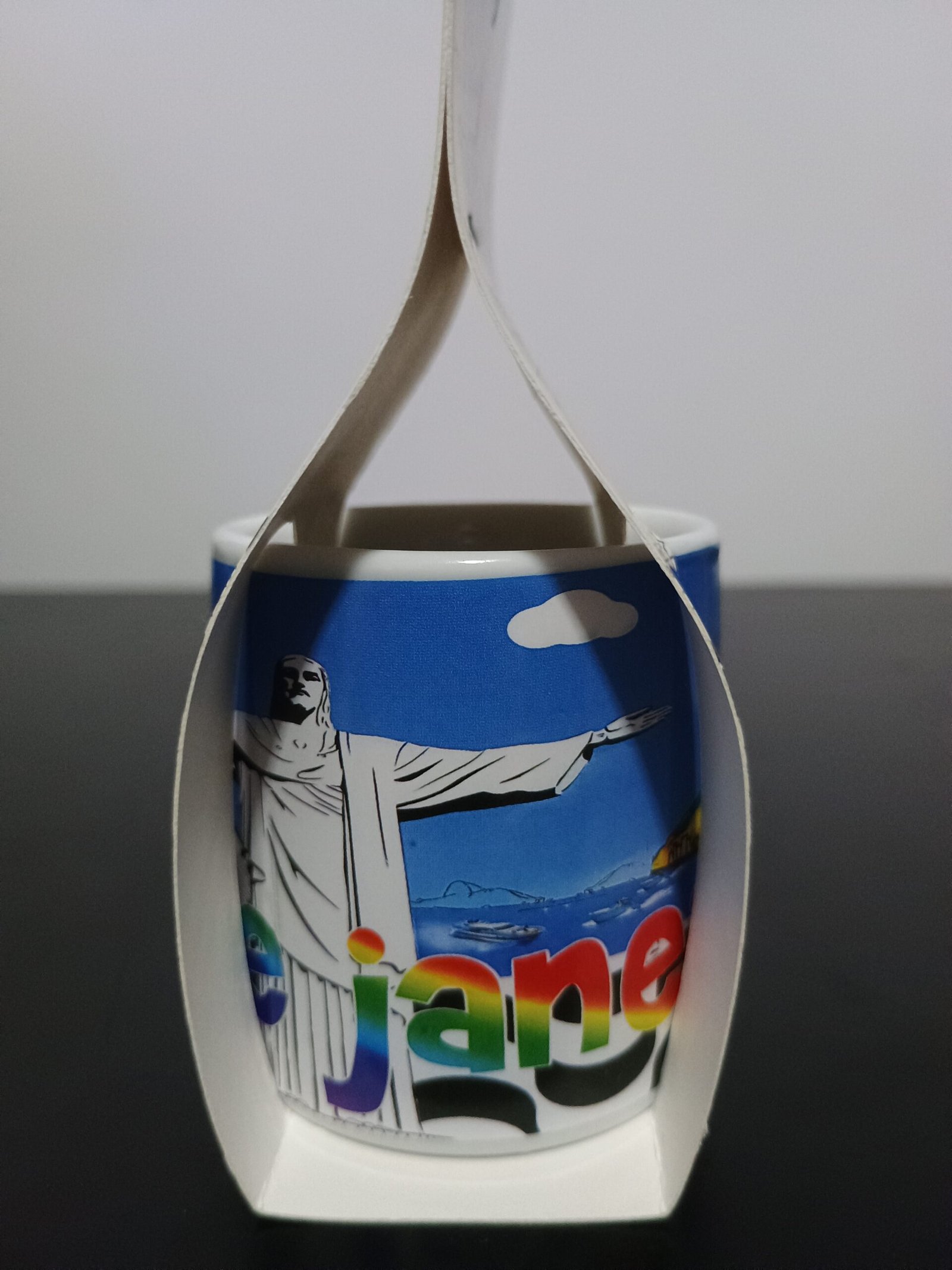 Xicara pequena divertida com pontos turístico arcos da lapa, favela, cristo , maracanã, pão de açúcar.